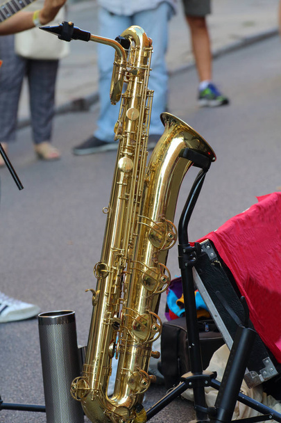 Saxofón descansando en el suelo en primer plano
 - Foto, Imagen