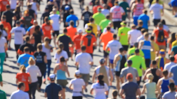 Multidão de atletas correndo na maratona
 - Filmagem, Vídeo