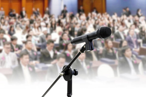 Mikrofon yakın çekim bulanık üzerinde birçok kişi Seminer Toplantı Oda iş büyük salonu konferans arka plan - Fotoğraf, Görsel