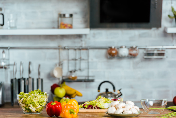 крупным планом сырые овощи на столе на современной кухне
 - Фото, изображение