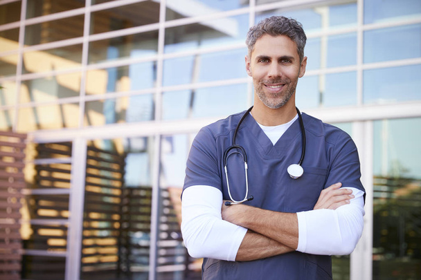 Middle aged white male healthcare worker outdoors - Foto, Bild