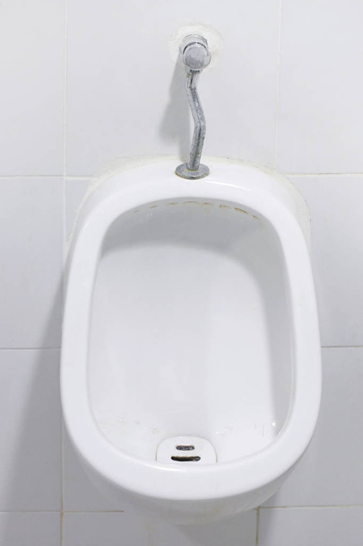 писсуары белые, закрывать белые писсуары в мужской ванной комнате, белые керамические писсуары для мужчин в туалете
 - Фото, изображение