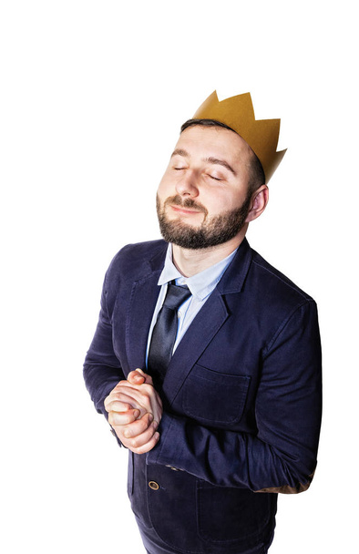 Le concept de leadership, d'excellence. Portrait d'un homme souriant avec une couronne dorée sur la tête. Isolé sur fond blanc
. - Photo, image
