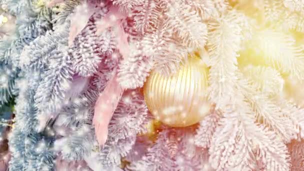 Karácsonyfa dekoráció játékok, és a hóval borított karácsonyfa ágai - Felvétel, videó