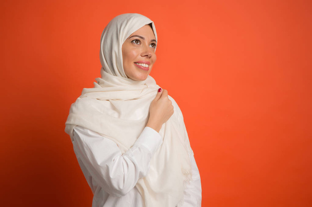 Happy arab woman in hijab. Portrait of smiling girl, posing at studio background - Valokuva, kuva