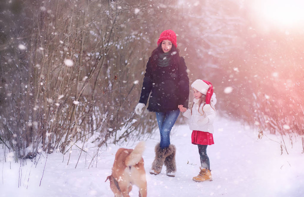 Un cuento de hadas de invierno, una joven madre y su hija montan en un trineo
 - Foto, Imagen