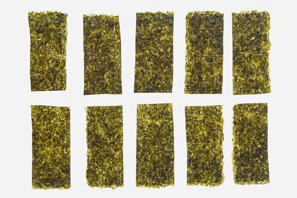 vue rapprochée des feuilles de nori séchées vertes isolées sur fond blanc
   - Photo, image
