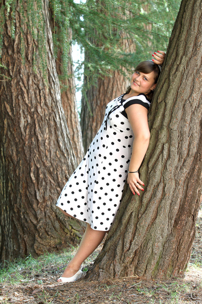 公園に白いドレスに幸せな若い女 - 写真・画像