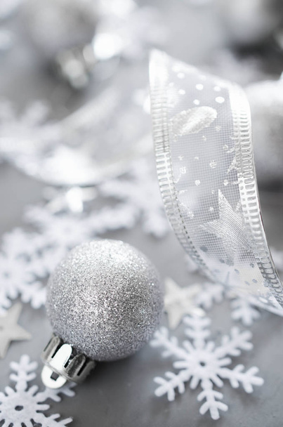 Karácsony a háttér. Göndör szalaggal díszítő labdák és hópelyhek. Karácsonyi dekoráció. - Fotó, kép