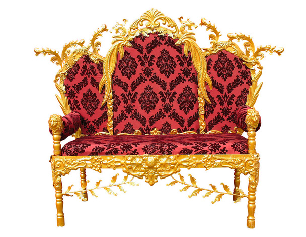 Vecchio rosso ricco re d'oro trono isolato su sfondo bianco
. - Foto, immagini