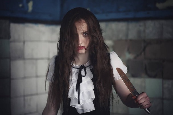 Dziewczyna z filmu grozy z nożem - Zdjęcie, obraz