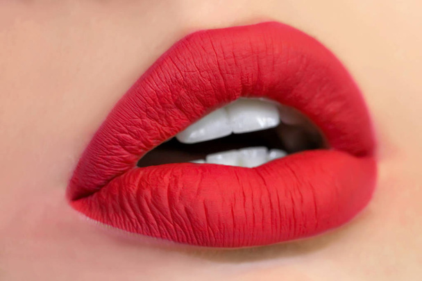 Bellissimo trucco di glamour labbra rosso corallo, rossetto sul viso di una bella donna attraente come concetto di bellezza e salute relativi alla cosmetica e moda business femminile
 - Foto, immagini