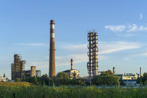 paysage industriel avec colonnes de distillation emballées et four de chauffage dans une usine chimique
. - Photo, image