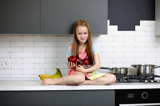 Kleines Mädchen in der Küche  - Foto, Bild
