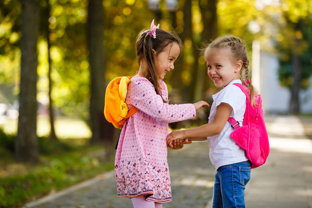 Two little kids going to school together - Zdjęcie, obraz