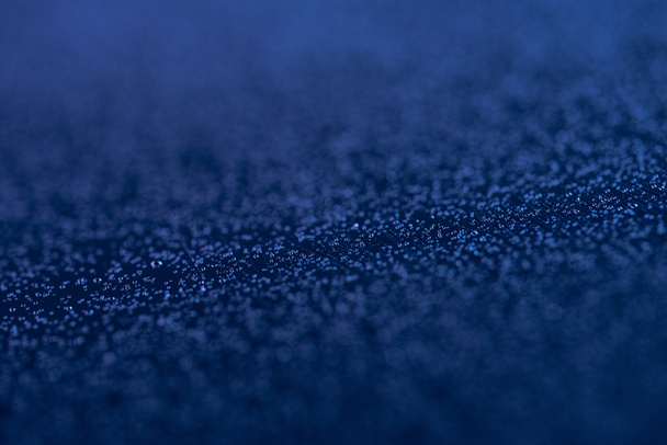 enfoque selectivo de las gotas de agua en la superficie azul como fondo
 - Foto, Imagen