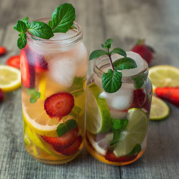 Strawberry lemon lime mojito in clear glass. - Φωτογραφία, εικόνα