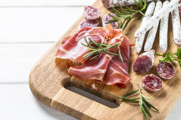 Antipasto: carne en rodajas, jamón, salami, aceitunas
 - Foto, imagen