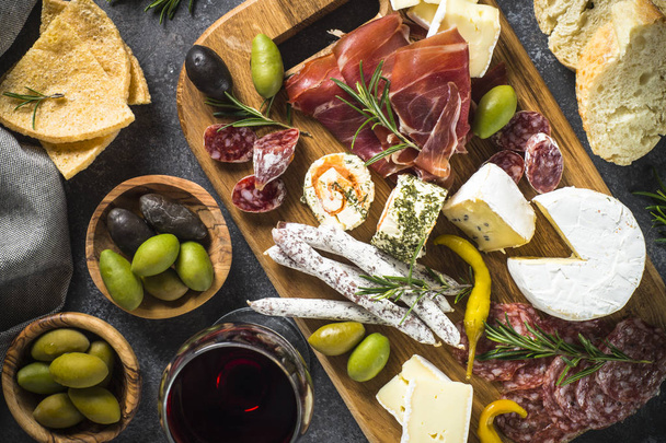 Antipasto avec viande tranchée, jambon, salami, fromage, olives et
 - Photo, image