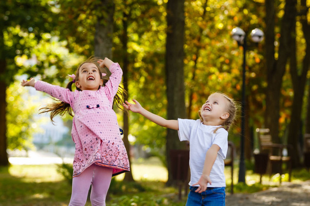 Joyeuses petites écolières s'amuser en plein air
 - Photo, image