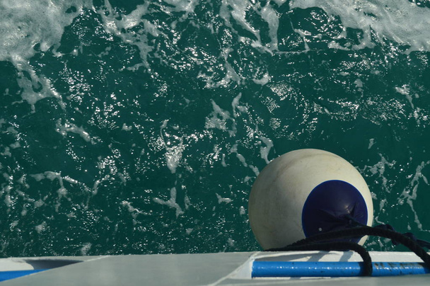 Неплохой снимок маяка лодки с фоном на море, диффундированном Коринфским каналом. Архитектура, путешествия, пейзажи. 8 июля 2018 года. Коринфский канал Пелопоннеса
. - Фото, изображение