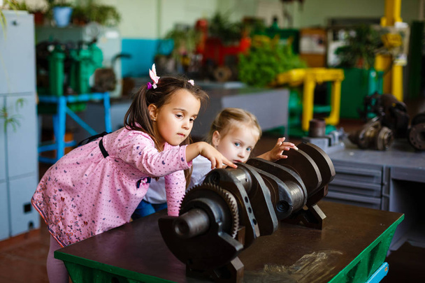 két boldog kis lányok játék gép alkatrészek, autó alkatrészek játszó. - Fotó, kép