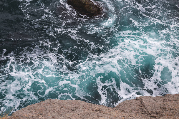 Vlny rozbijou proti kamenité pobřeží oceánu pozadí. Přímořská krajina. - Fotografie, Obrázek