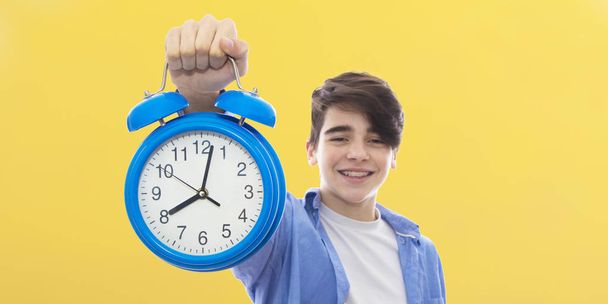 młody człowiek z zegara lub alarm, pojęcie czasu i punktualność - Zdjęcie, obraz