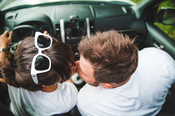 το ζευγάρι φιλιά στο αυτοκίνητο. οδικό ταξίδι. έννοια του τρόπου ζωής - Φωτογραφία, εικόνα