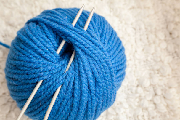 ウール糸とクローズ アップ ニット用スポークの青いボール - 写真・画像