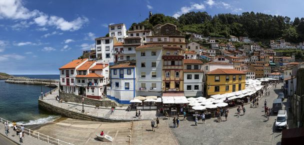 Cudillero, Španělsko-Srpen 08, 2018: Cudillero je malá vesnice v Asturii ve Španělsku. Hlavní ekonomické aktivity společnosti Cudillero se v současnosti týkají cestovního ruchu, ale jsou známy i pro své rybářské lodě - Fotografie, Obrázek