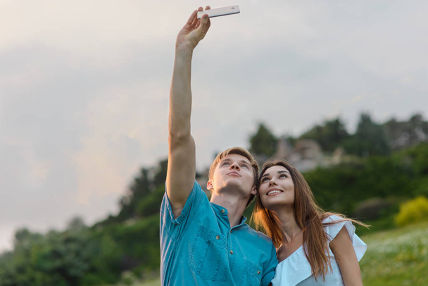 Sweet couple takes selfies - Foto, Bild