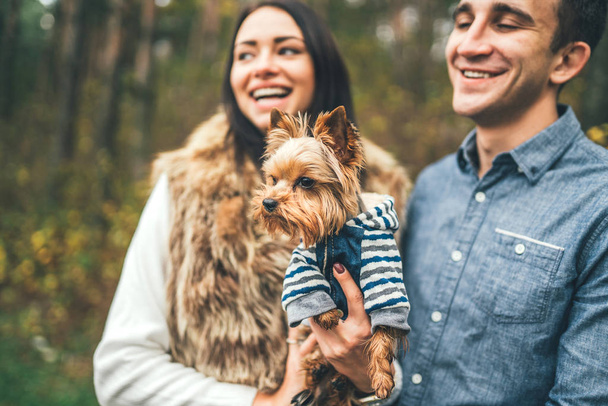 Pretty couple with little yorkshire terrier walking in the forest - Foto, Bild
