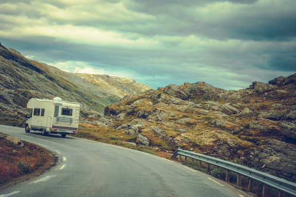 Camper doğal manzaralı rota üzerinde. Kayalık İskandinav Peyzaj sahne. Eğlence araç araba yolculuğu. - Fotoğraf, Görsel