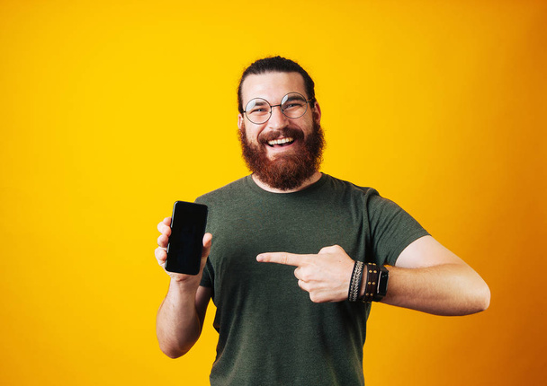 Telefon işaret mutlu sakallı adam - Fotoğraf, Görsel