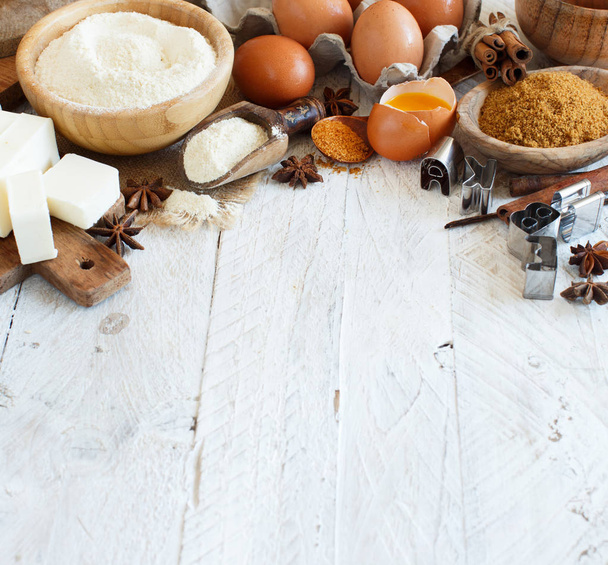 Ингредиенты и посуда для выпечки печенья на деревянном фоне
 - Фото, изображение