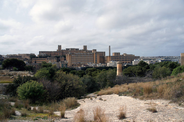 St. Luke 's Hospital Pieta, Malta, näkyvissä linnoitukset Floriana
 - Valokuva, kuva