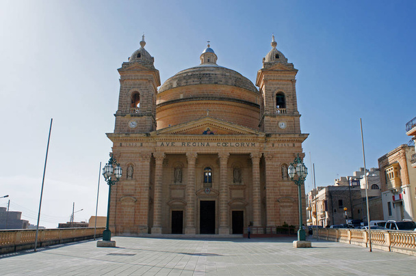 Fachada da Igreja Paroquial da Assunção da Bem-Aventurada Virgem Maria ao Céu em Mgarr, Malta
 - Foto, Imagem