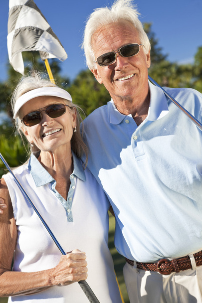 Felice coppia anziana giocare a golf insieme
 - Foto, immagini
