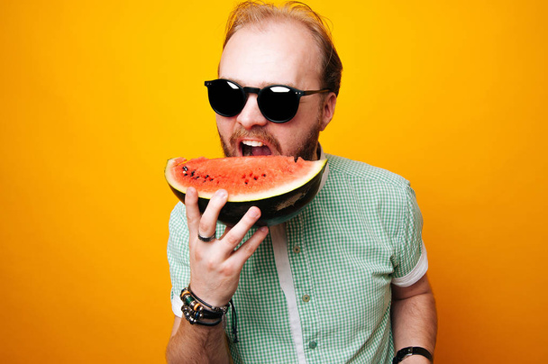 Szakállas ember eszik görögdinnye - Fotó, kép