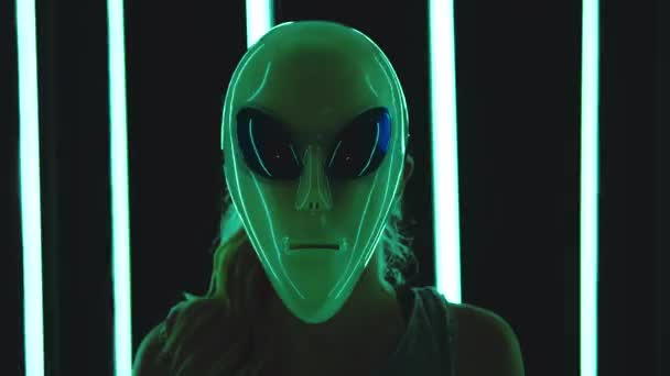 Portrait de femme blonde coiffée d'un mas extraterrestre - concept surréaliste et excentrique
 - Séquence, vidéo