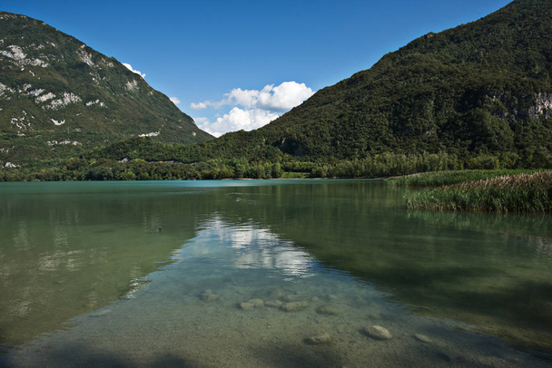 Pohled na alpské jezero Cavazzo - Fotografie, Obrázek