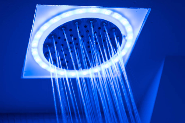 Douche illuminée artificiellement avec lumière bleue - flou de mouvement à travers une longue exposition
 - Photo, image