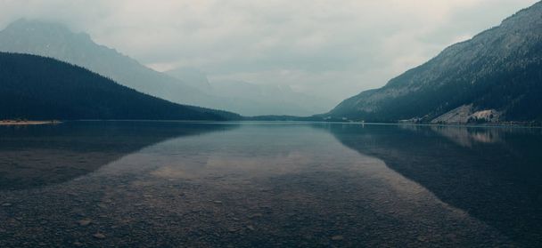 Lago ao anoitecer com reflexões e montanhas em Banff National Park, Canadá
. - Foto, Imagem
