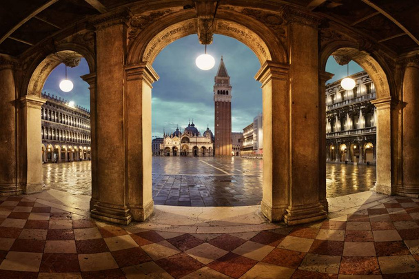 Hallway nachtzicht op Piazza San Marco in Venetië, Italië. - Foto, afbeelding