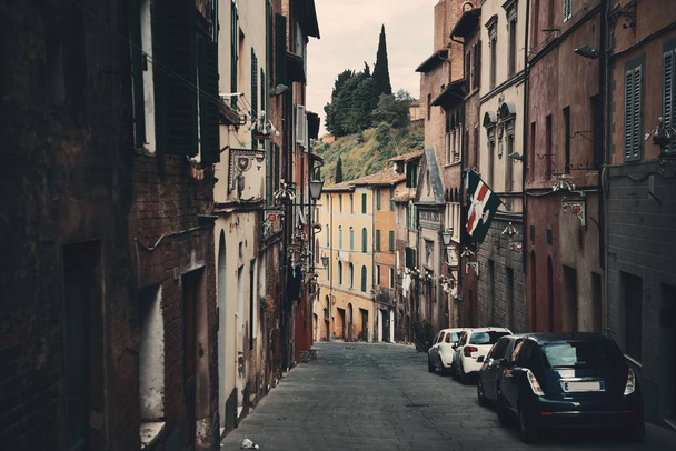 Siena, İtalya için eski binalar ile eski Caddesi'nin sokak görünümü - Fotoğraf, Görsel