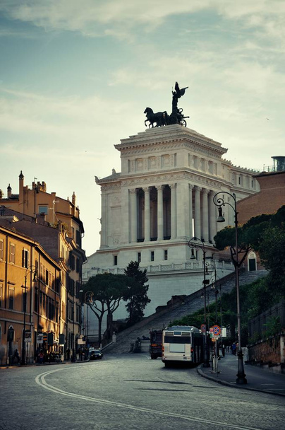 Vista de la calle con Monumento Nacional a Víctor Manuel II en Roma, Italia.  - Foto, imagen