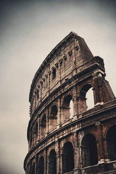 Vista cercana de los detalles del Coliseo en Roma, Italia
 - Foto, Imagen
