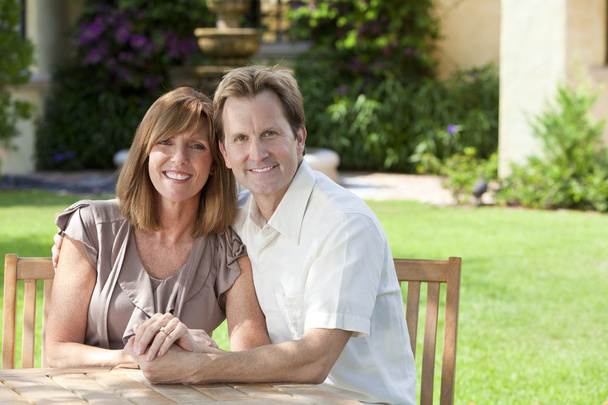 Mies & nainen aviopari istuu puutarhassa
 - Valokuva, kuva