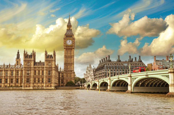 Londyn. piękny widok z Mostu Westminsterskiego i domy m - Zdjęcie, obraz
